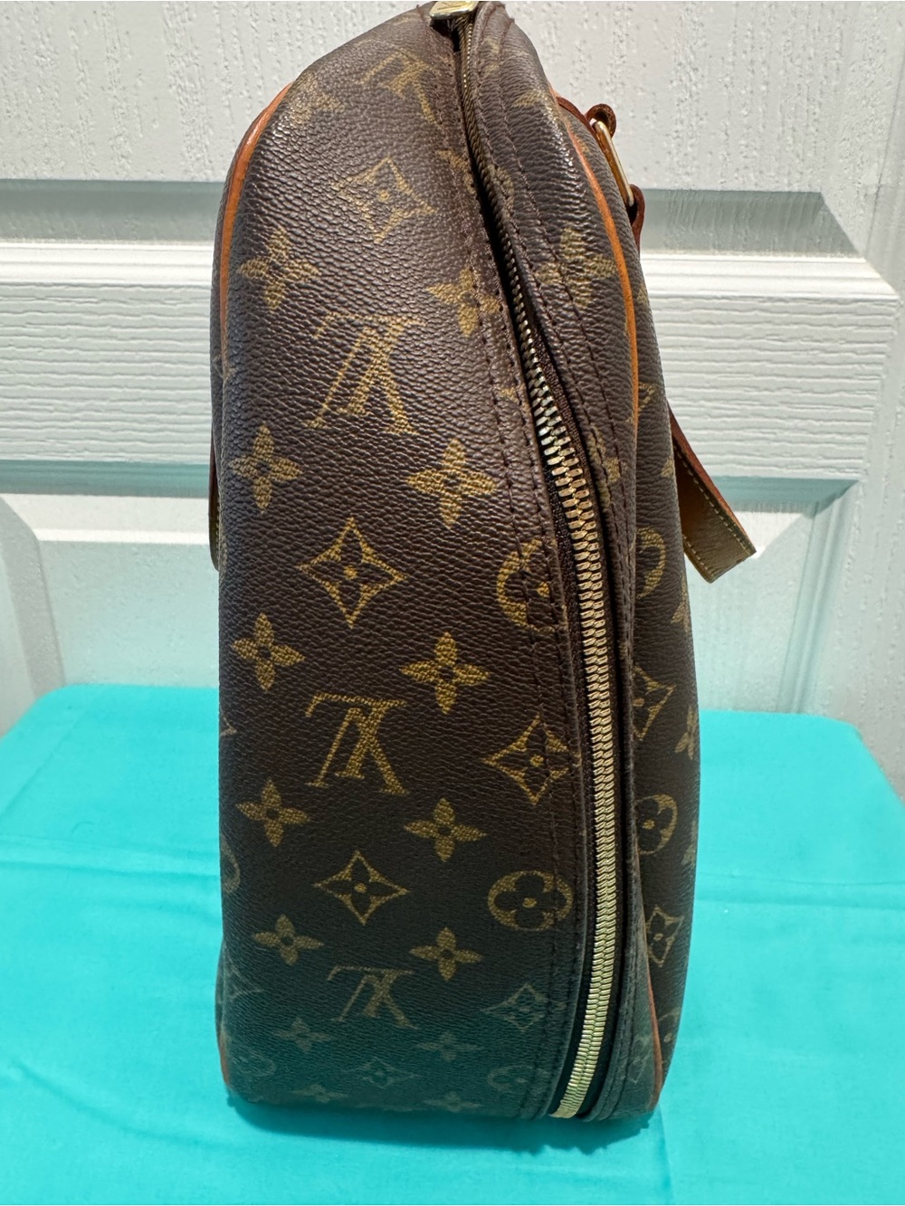 Louis Vuitton Monogram Excursion Travel Bag - Picture 4 of 15